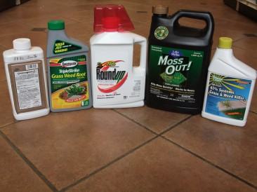 Alguns diferentes tipos de herbicidasFoto de Gail Langellotto