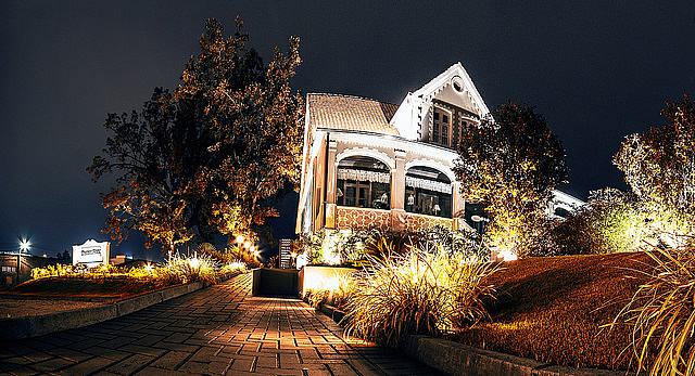 Chateau com várias plantas iluminadas. Foto de Marcelo Campi