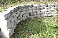 Um muro de contenção feito de blocos de concreto que imitam pedras. Foto de Armcom Precast