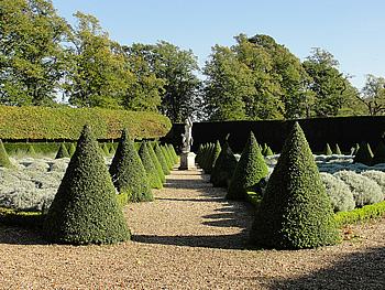 Um jardim formal, com arbustos perfeitamente geométricos exige bastante trabalho. Foto de Maxwell Hamilton 