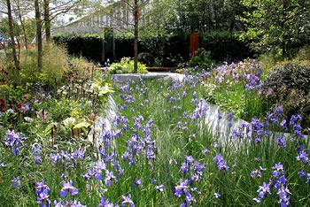 Jardins com formas naturais e sem a rigidez nas linhas, geralmente é mais fácil de manter. O jardim da foto foi apresentando no RHS Chelsea Flower Show de 2014, e aplica conceitos de sustentabilidade, com aproveitamento inteligente da água. Foto de Karen Roe