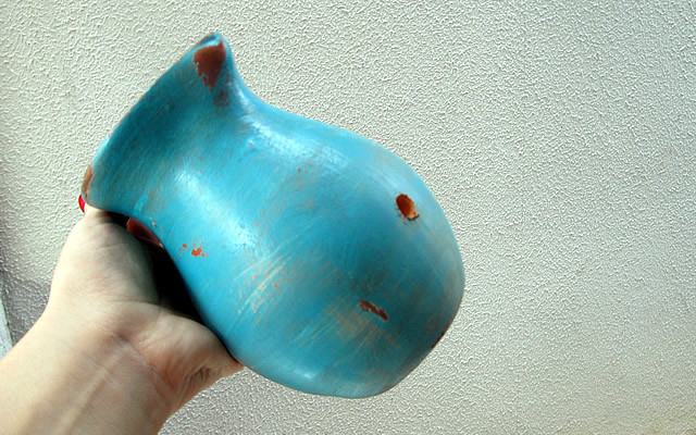 Antes de plantar precisamos fazer furos de drenagem. Coloque o vaso sobre uma superfície macia, como terra ou grama e fure com uma furadeira, de fora para dentro e sem utilizar força para não correr o risco de quebrar a peça. Esta etapa é melhor fazer antes da pintura. Para peças que ficarão inclinadas, como nosso jarro, faça o furo na parte que ficará mais funda na posição final, o que não é necessariamente o fundo do jarro. Não esqueça de furar as duas peças.