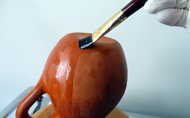 Comece passando o impermeabilizante em toda parte externa das peças. Aqui, utilizamos uma resina própria para telhas e tijolos de barro, que é bem líquida e tem secagem rápida. Passe duas demãos do produto com intervalo de 4 horas entre elas.