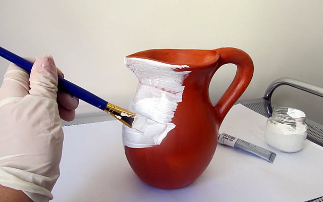 Após a secagem completa do impermeabilizante (cerca de 12 horas), passamos a pintura. A primeira demão é de tinta acrílica branca, que ajudará no efeito de pátina e deixa a cor de cobertura mais fiel e viva.