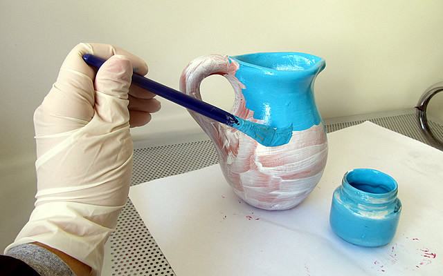 Depois da secagem completa, passamos ao azul turquesa. A tinta acrílica para tela tem uma cor bem escura, assim, misturamos com branco de titânio para um azul mais "aberto". Passe uma demão.