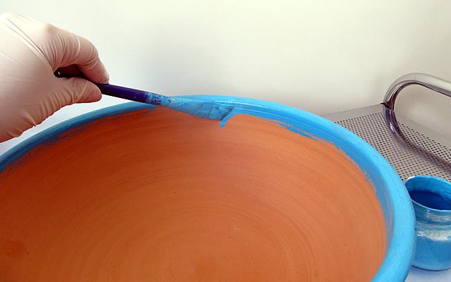Não esqueça de avançar um pouquinho da pintura na parte interna dos vasos, pois essa margem fica à mostra e dará um acabamento especial às peças, depois que os vasos estiverem plantados.