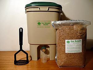 Em outros países, é possível encontrar kits para produção de bokashi caseiro. Como neste, que vem balde para fermentação, ferramenta para compactar e mistura pronta para fermentar. Foto de Pfctdayelise