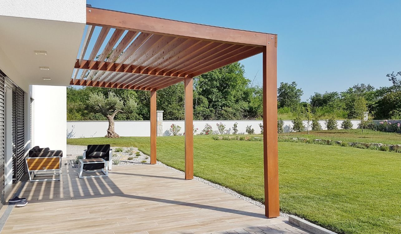 Pérgola apoiada à casa.