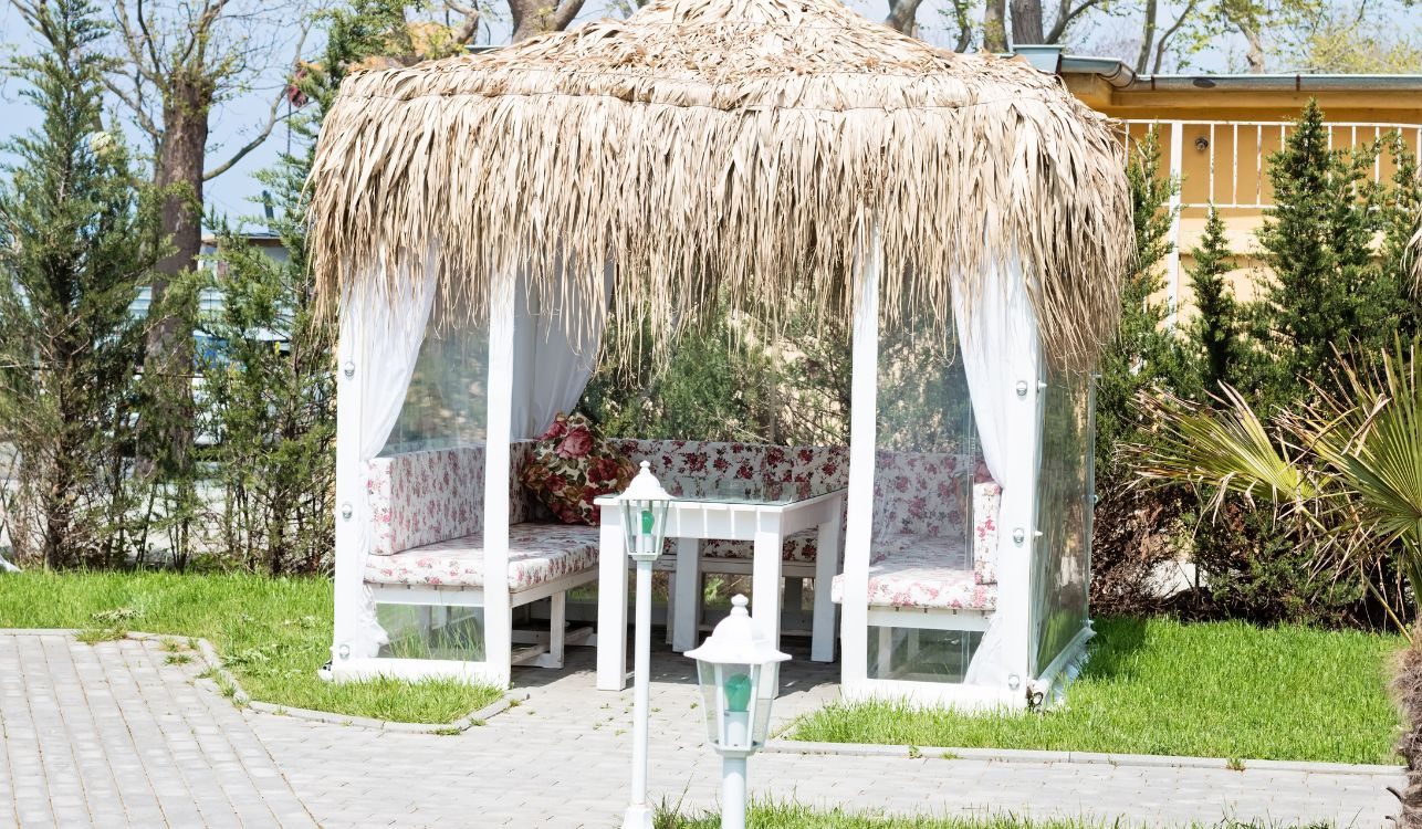 Com uma cobertura que proteja da chuva, você pode transformar uma pérgola independente num charmoso gazebo.