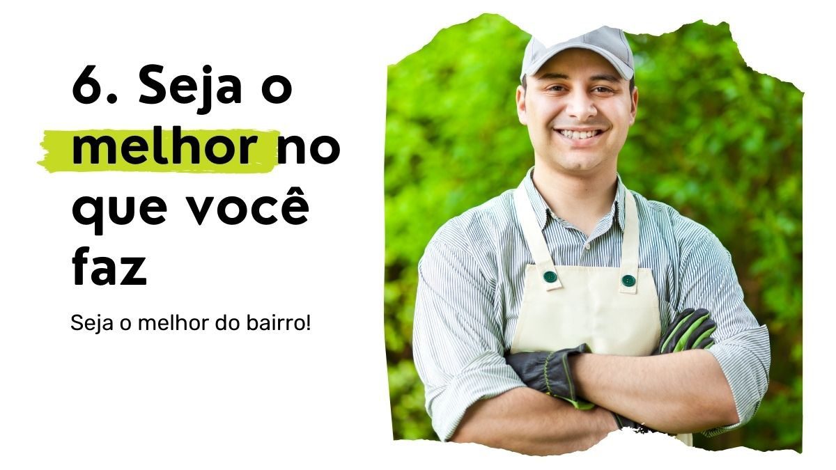 Jardineiro de braços cruzados e sorrindo
