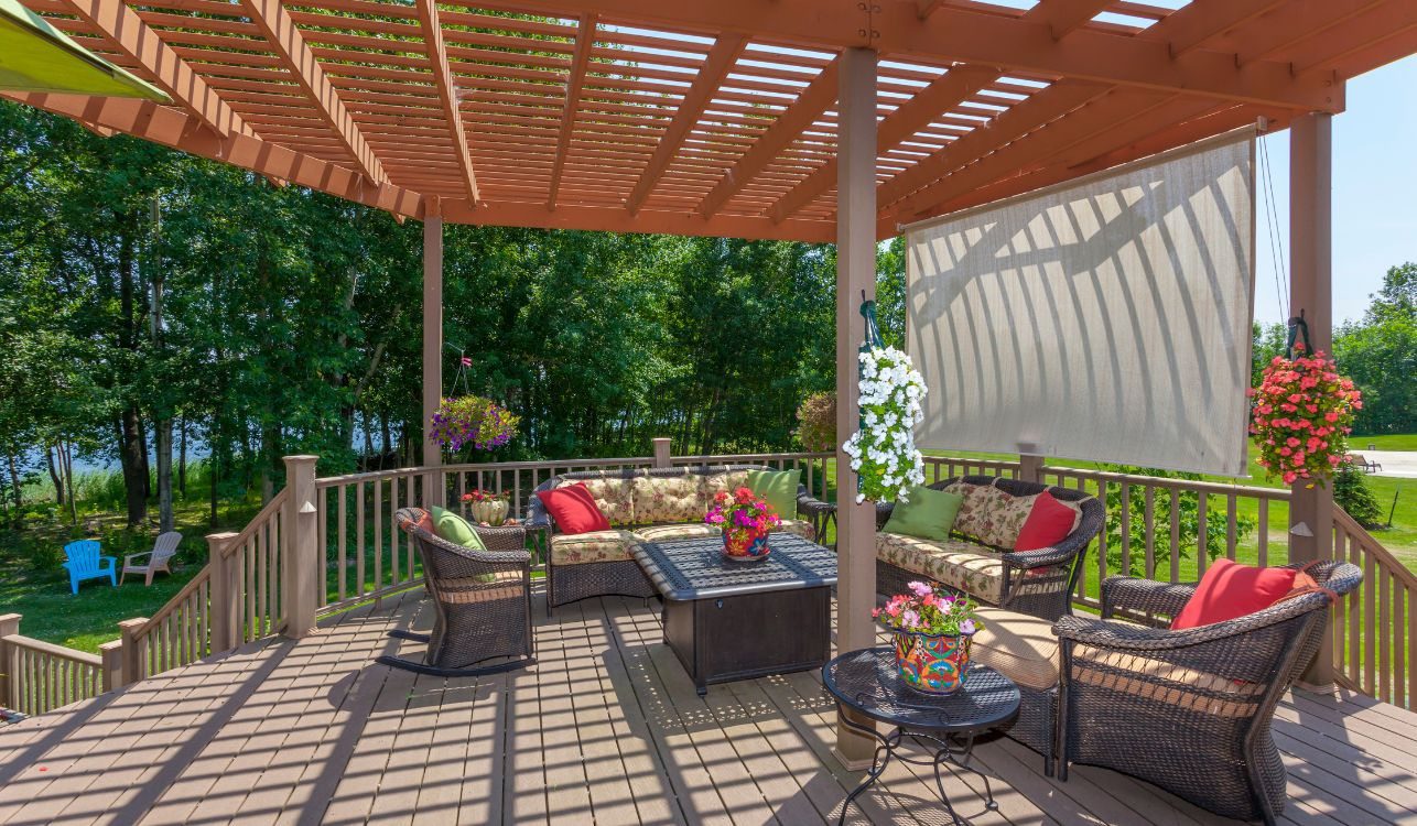 Uma pérgola cria um ambiente de estar ao ar livre