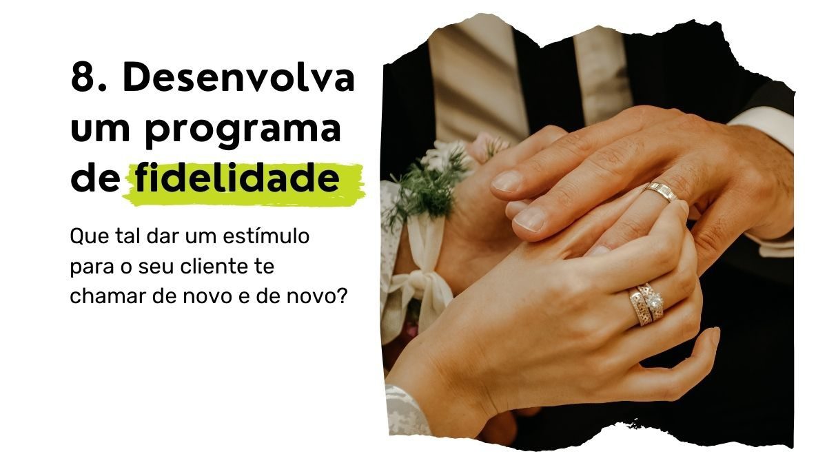Mulher colocando aliança no marido
