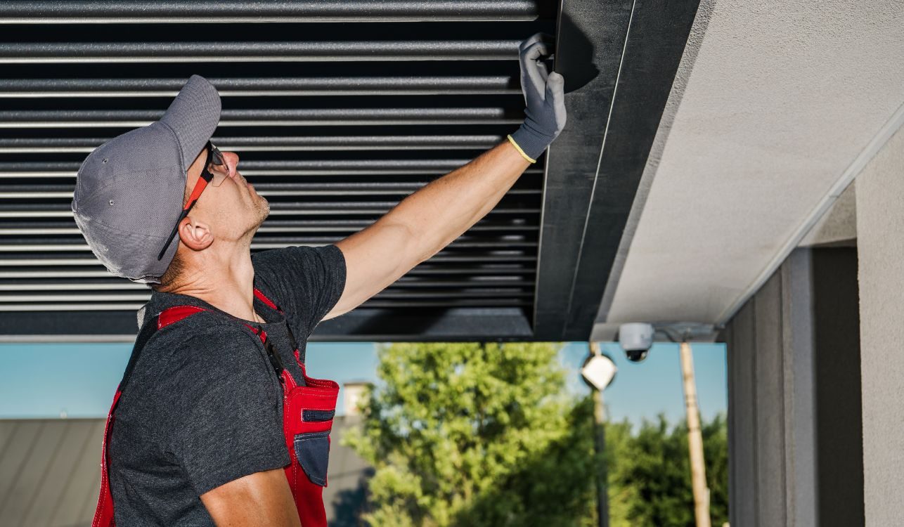 Profissional instalando Pérgola.