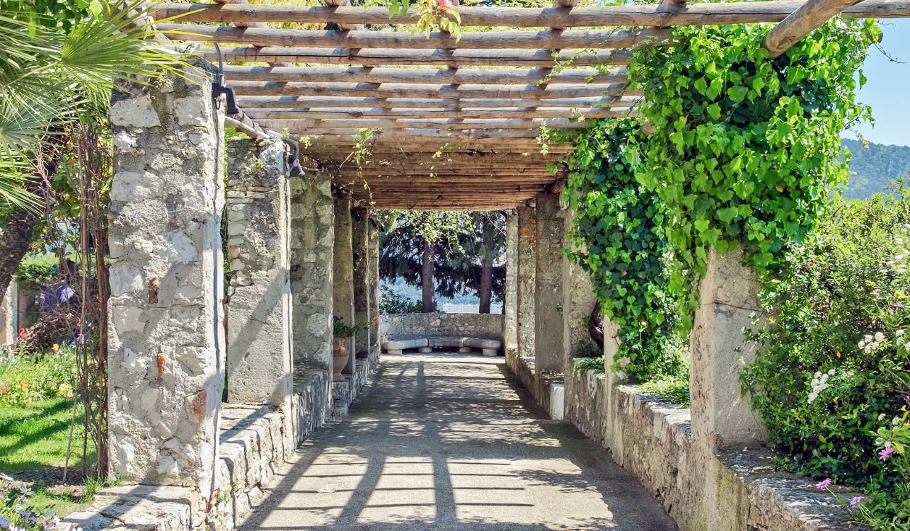 Combinação de materiais: Estrutura de alvenaria e cobertura em madeira no caramanchão.