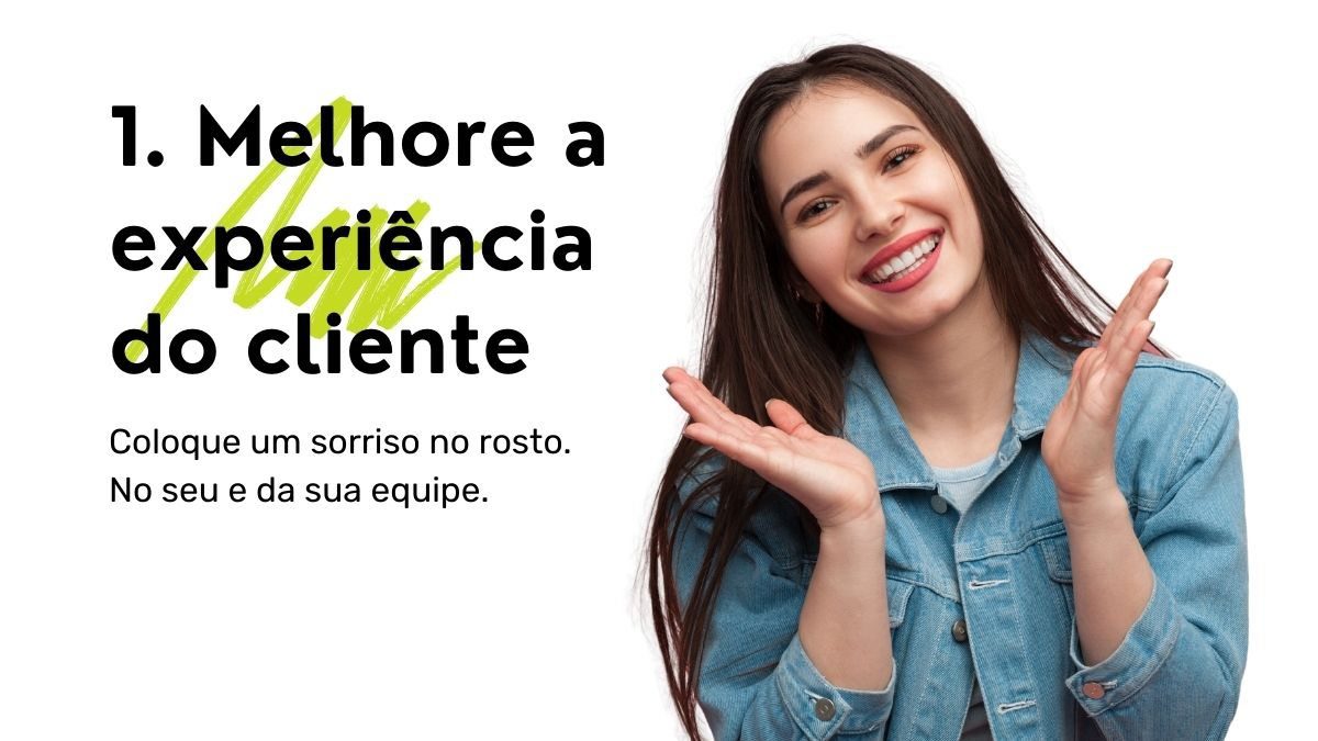 Moça sorrindo para melhorar o atendimento ao cliente